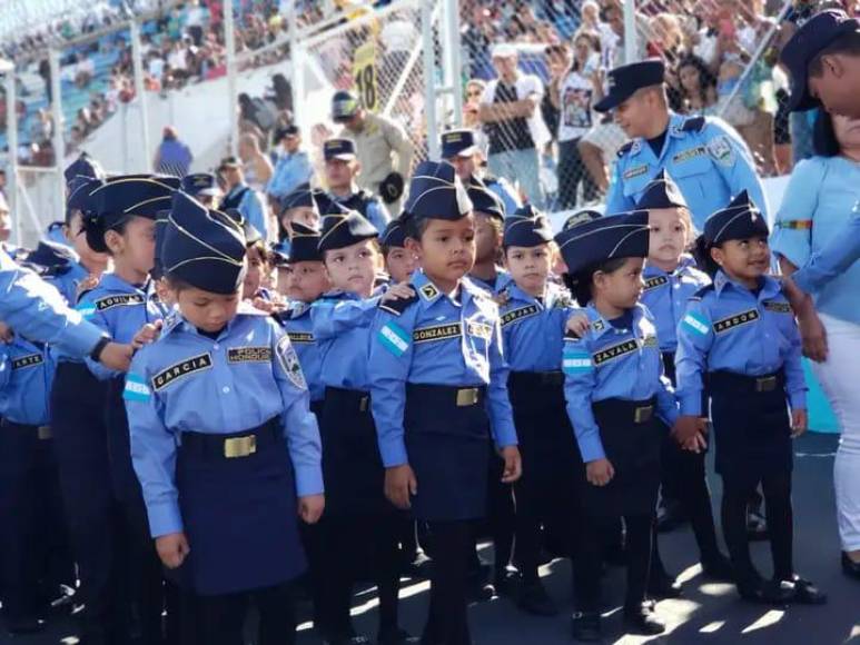 Niños y niñas vestidos de policías fueron aplaudidos durante su presentación en el estadio Nacional de Tegucigalpa. 