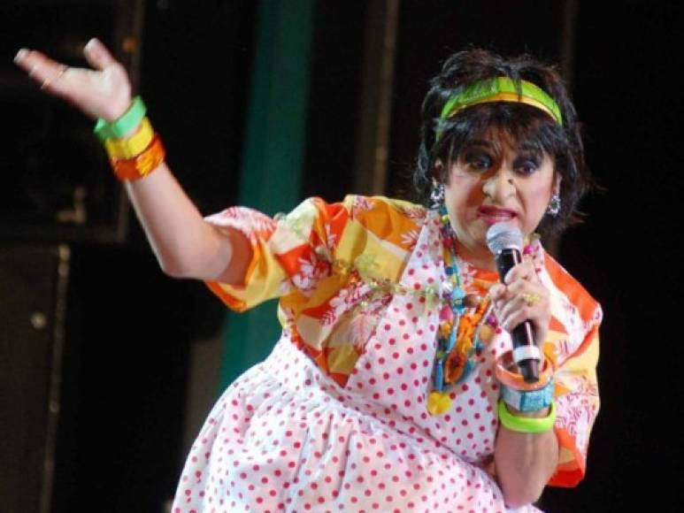 MDF81206014. El Comediante Lalo España, en su caracterización de 'Margara Francisca', se presentó la noche de ayer en el teatro Blanquita, previo a la presentación de la cantante 'Paquita la del Barrio'..NOTIMEX/FOTO/GUILLERMO OGAM/GOE/ACE/ españa lalo doña margara