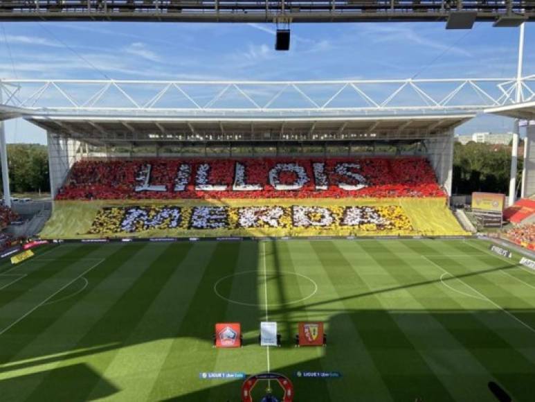 Así recibieron los aficionados del Lens a su eterno rival Lille en el stadio Bollaert-Delelis para el 'Derby du Nord'.