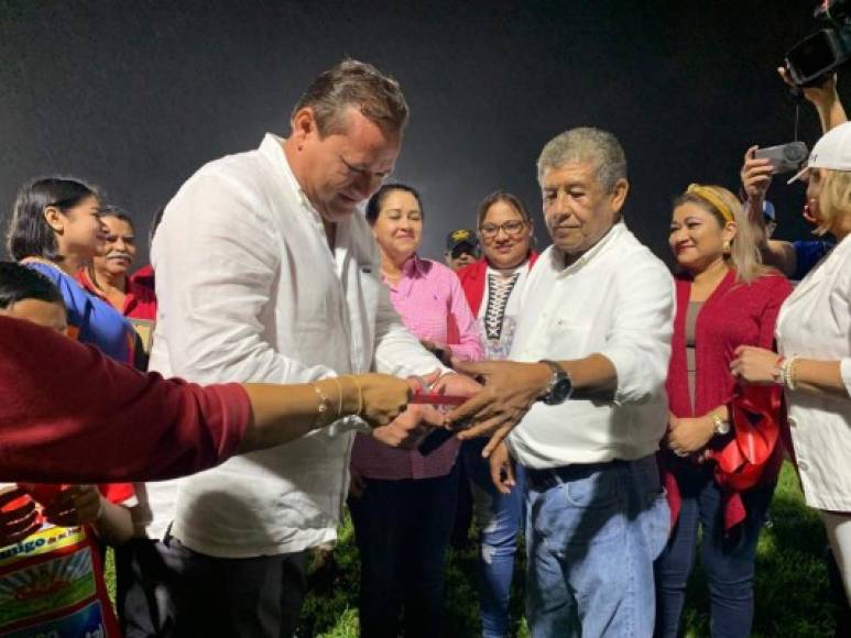 En el estadio Francisco Martínez de Tocoa se vivió un momento histórico. Por primera vez se jugó un partido en horas de la noche, Real Sociedad y Vida empataron 1-1.