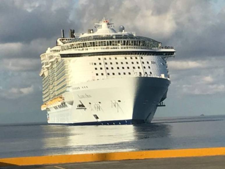 El barco de cruceros trae a bordo 8,794 personas, entre pasajeros y tripulantes.