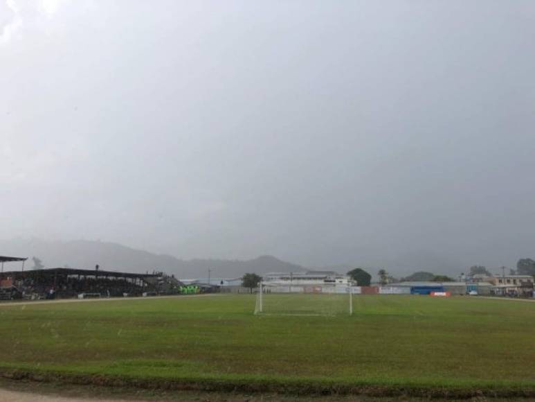 En el inicio del segundo tiempo, empezó a llover en el estadio Marcelo Tinoco de Danlí.