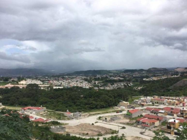 El paso de una onda tropical débil provocará lluvias este viernes con mayores acumulados para la región norte, central, occidental y en La Mosquitia. Las precipitaciones se sentirán al final del día y noche. En el Valle de Sula estará con cielo poco nublado incrementándose a nublado al final del periodo del pronóstico, con precipitaciones en forma de lluvias y chubascos, acompañados de actividad eléctrica. Las temperaturas en ciudades como San Pedro Sula oscilarán entre los 34 y 24 grados centígrados.