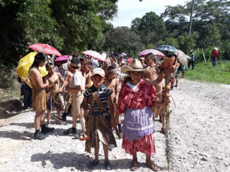 Además del desfile realizaron el corte de cinta para dar inicio oficial al festejo del mes de la Identidad, así como dramatizaciones y la elección de la india bonita.