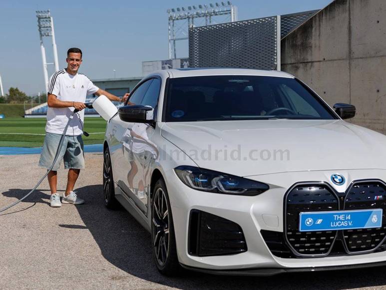 Lucas Vázquez: El defensor escogió un BMW i4 M50. Tiene un precio de 79.550 euros