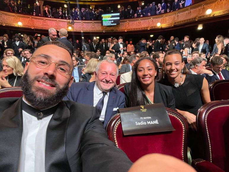 La selfie que tomó Karim Benzema con personas que estaban atrás de él en la Gala del Balón de Oro.