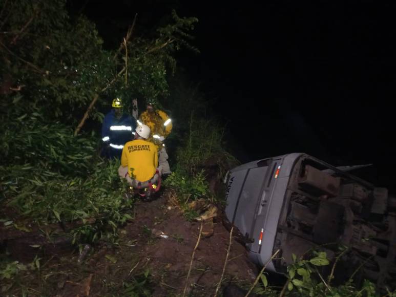 Primeros informes indican que al menos cuatro personas perdieron la vida en este trágico accidente carretero. Las víctimas aún no han sido identificadas. 