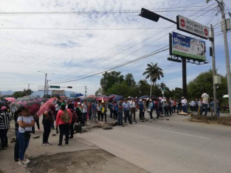 El paso entre El Progreso y San Pedro Sula fue bloqueado a la altura de La Lima (sector Planeta).