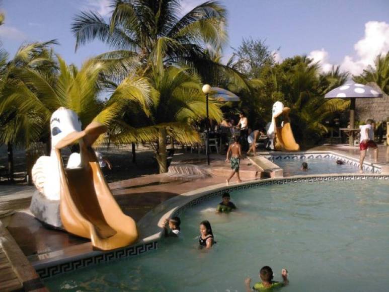 Le sigue el balneario Pelican Resort y diversos hoteles a su paso. Desde aquí ya está cerca de Playa Bonita, en el casco urbano de Tela, contiguo al complejo hotelero Telamar.