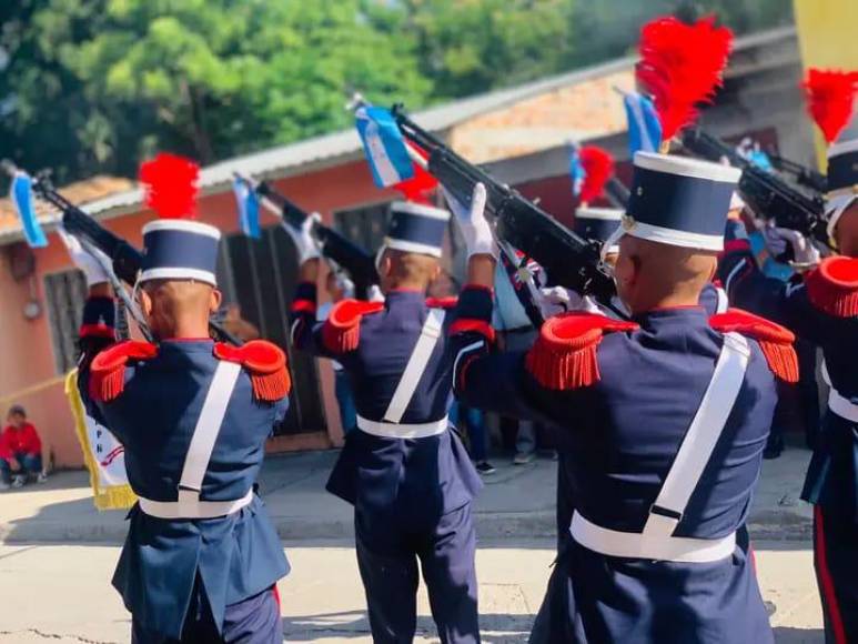 Jóvenes y jovencitas cadetes desfilaron con fervor patriótico en el departamento de La Paz.