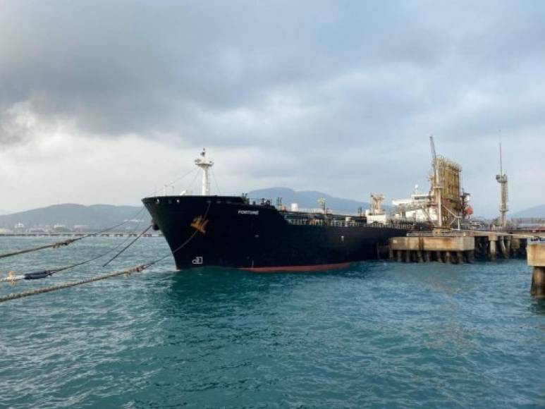 'Imágenes de la llegada del primer buque, Fortune, a nuestra refinería El Palito. Seguimos avanzando y venciendo', escribió El Aissami en su cuenta de Twitter en la que publicó varias fotos del barco ya en puerto venezolano.