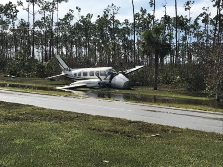 El aeropuerto de Gran Bahama se encuentra inhabilitado tras el azote del huracán provocando que sea más difícil la llegada de los equipos de rescate y de la ayuda humanitaria a la isla.