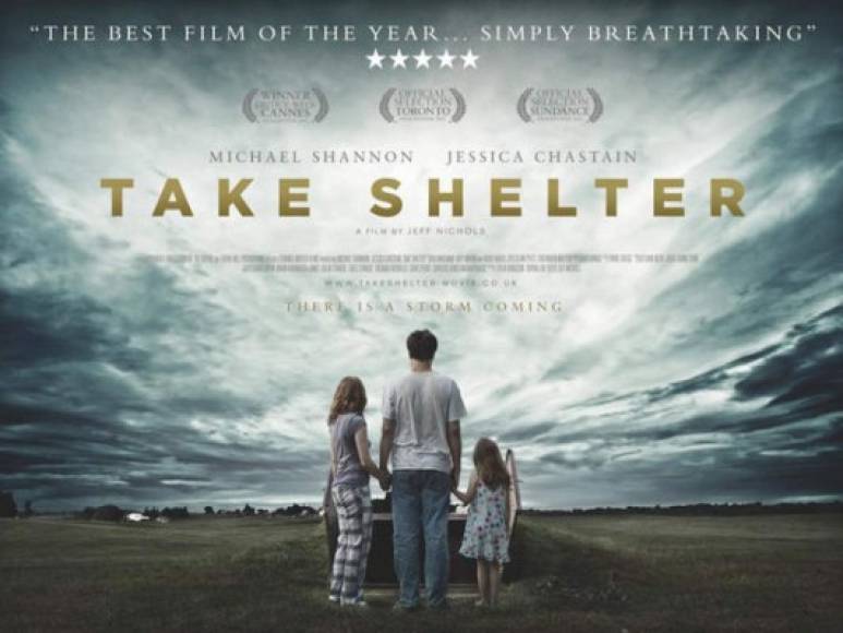 Take shelter<br/>Michael Shannon (el general Zod en la futura El hombre de acero) soporta sobre sus hombros el peso de este drama apocalíptico en el que un hombre, psicológicamente inestable, sufre pesadillas que interpreta como premociones bíblicas del fin del mundo. Obsesionado con estas imágenes de destrucción, su único propósito es salvar a su familia.