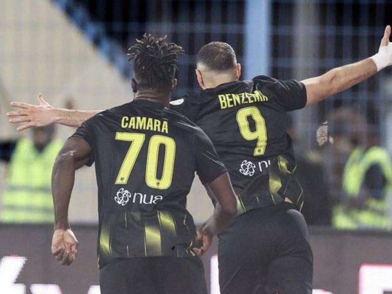 A nivel individual, Benzema ha participado en 19 partidos de la Saudí Pro League (se perdió siete). En Champions Asiática participó en tres de los diez encuentros de Al-Ittihad, en uno de los tres de Copa y en los dos del Mundial de Clubes. En total se ha perdido 16 partidos desde que llegó a Arabia. Y ha marcado 12 goles y ocho asistencias.