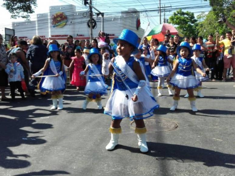 Unos 1,000 menores con coloridos trajes desfilaron; con el cuadro de palillonas, pomponeras, cadetes y cuadros de danza deleitaron al público.<br/>