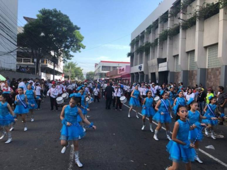 El Centro de Educación Básica Florencia de la Colonia Villa Florencia también estuvo presente en los desfiles.