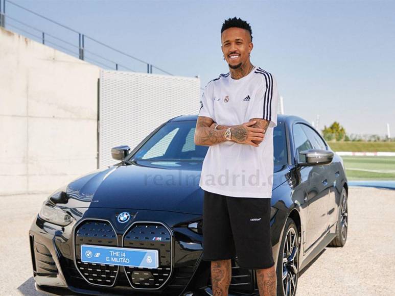 Los futbolistas de la primera plantilla del Real Madrid han recibido sus nuevos BMW . El brasileño Militao escogió este automóvil. 