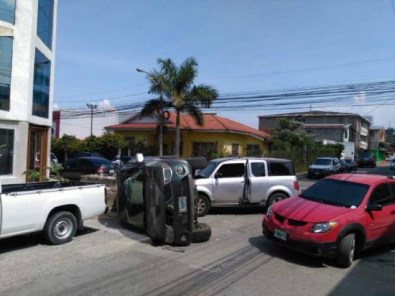 Dos vehículos colisionaron este miércoles entre la 6 calle y cuarta avenida de San Pedro Sula, zona norte de Honduras. Un vehículo, tipo camioneta, que al parecer no hizo el alto, impactó contra un carro doble cabina, marca Mitsubishi, en ese punto de la capital industrial. Afortunadamente no hubo personas muertas producto de este accidente vial.