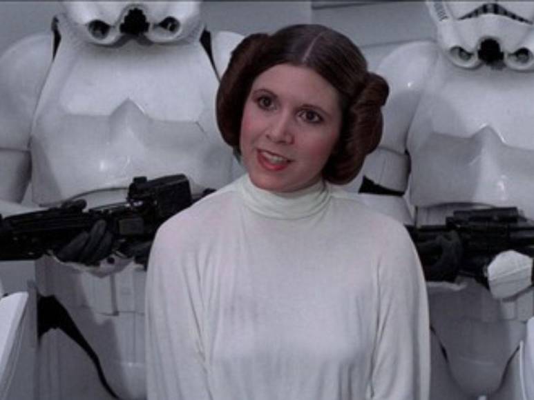 Carrie Fisher: la actriz estadounidense falleció repentinamente a los 60 años en 2016, justo después de Navidad. Su muerte conmovió a los fans de “Star Wars”, quienes la recuerdan en su personaje de la Princesa Leia Organa.