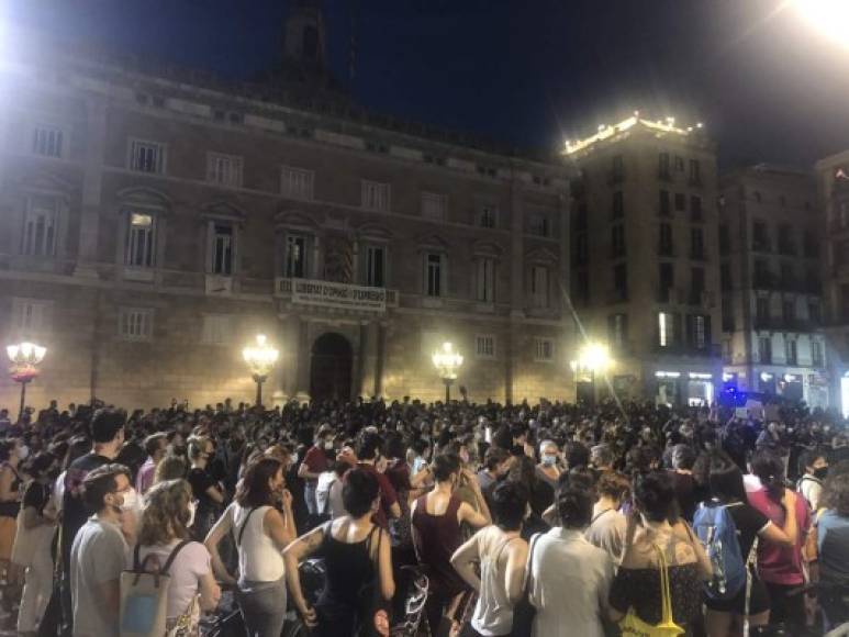 En la emblemática Puerta del Sol de la capital, varios centenares de personas se congregaron este fin de semana pese a la lluvia, al grito de '¡Los asesinos no están locos!', un lema muy escuchado en España contra la violencia machista, según imágenes captadas por las cámaras web de la ciudad.