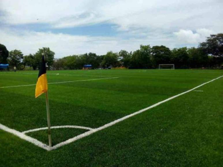 Así se ve desde un sector del tiro de esquina la cancha que se ubica frente al mar.