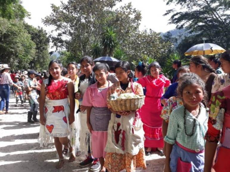 Los trajes típicos son elaborados por las madres de familia de la zona y representan las tradiciones y gastronomía del Lempira.