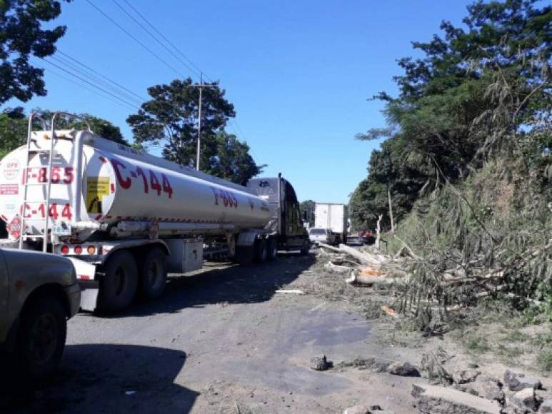 Entre las carreteras despejadas figuran las que comunican a San Pedro Sula con Tegucigalpa, separadas por 243 kilómetros; y El Progreso y San Pedro Sula, de 27 kilómetros.<br/>