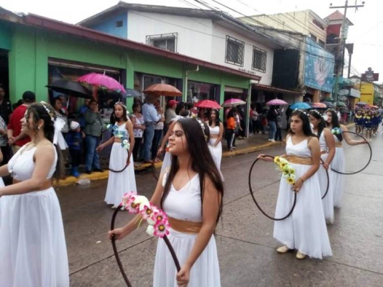 Pese a que las condiciones climáticas no fueron muy favorables, miles de personas entre hondureños y extranjeros llegaron para presenciar el desfile.