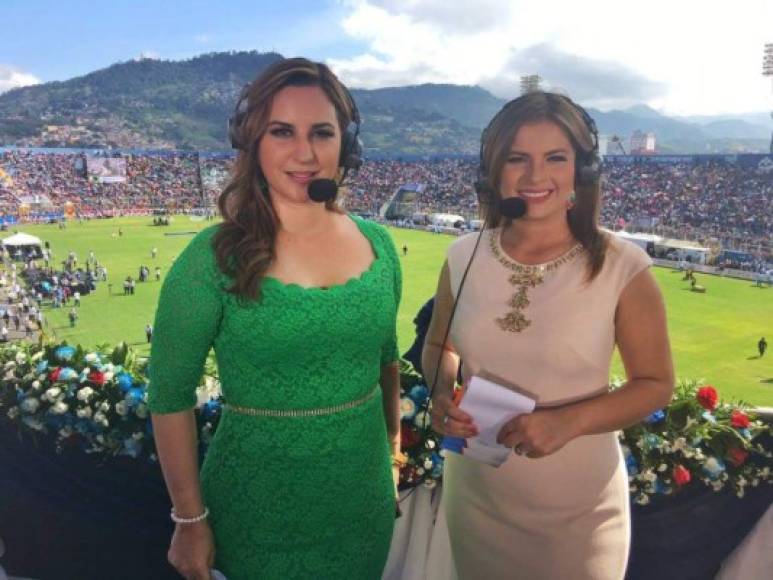 Las guapas presentadoras de TVC, Anna Muñoz y Cristina Rodríguez transmitiendo desde el estadio Nacional.