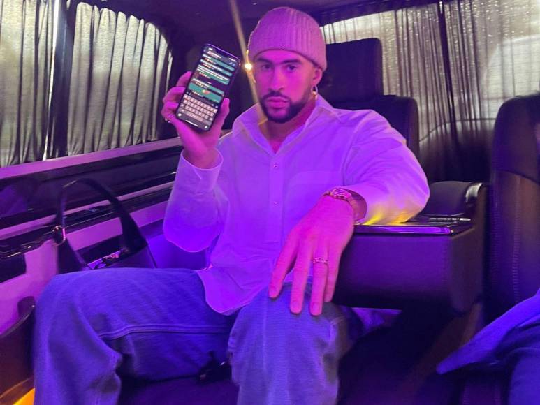 El cantante Bad Bunny esta muy activo a través de su WhatsApp, hace una semana el puertorriqueño abrió su canal y ya cuenta con más de 10 millones de seguidores.
