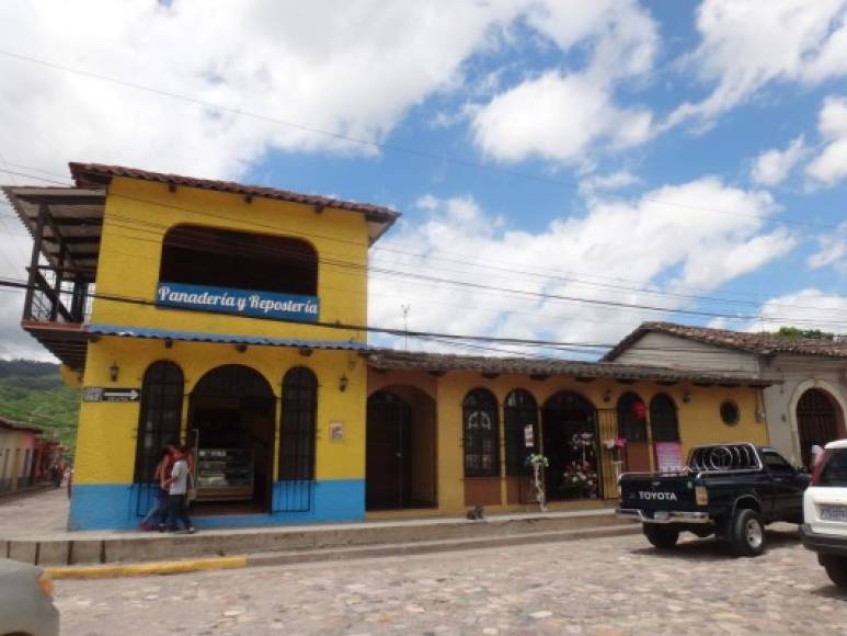 Hoteles, restaurantes y cafés son parte de la oferta al turista en Copán Ruinas, Honduras.