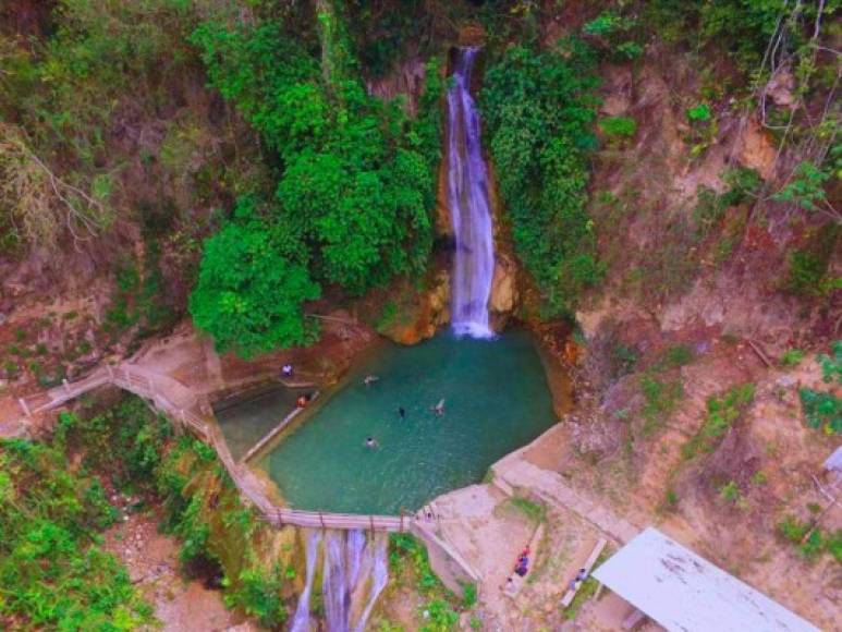 Una de las bellezas naturales del municipio de San Pedro Zacapa. Balneario “El Cacao” ubicado en la aldea de La Boquita. Esta cascada tiene aproximadamente 30 metros de alto, completamente natural y de aguas cristalinas.