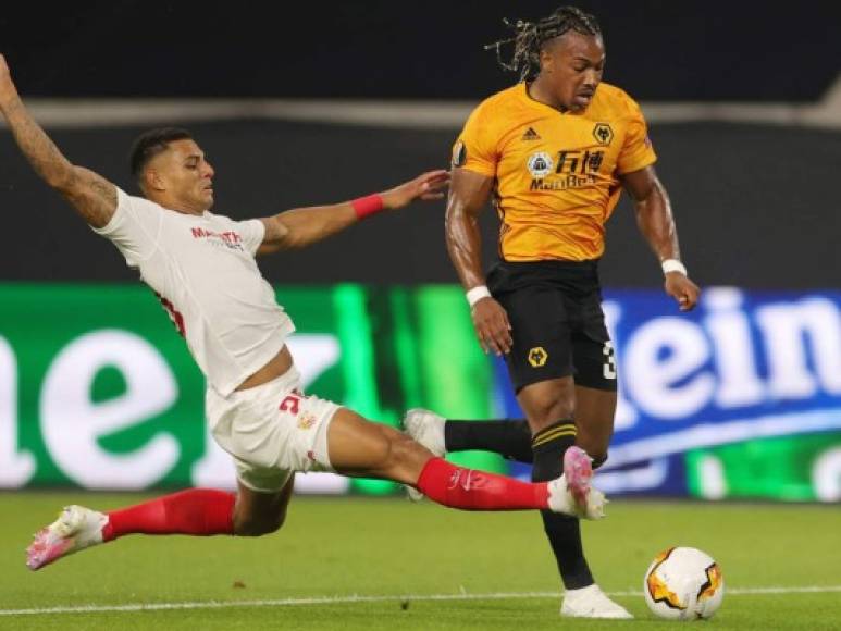 La estratagema da sus frutos a Adama. Por ejemplo, contra el Sevilla en los cuartos de final de la Europa League, cuando el español fue derribado a los pocos minutos de encuentro dentro del área señalando el árbitro un penal a favor del Wolves.