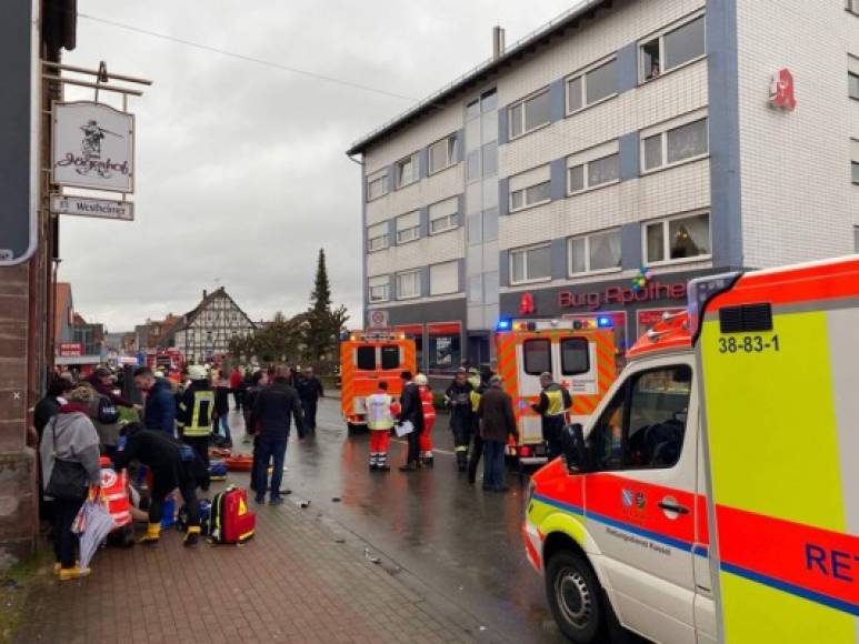 De acuerdo a la información de medios locales, una camioneta Mercedes Benz de color gris metalizado atropelló a la multitud en Volkmarsen, cerca de Kassel, y varias decenas de personas resultaron heridas, entre las cuales muchos niños.