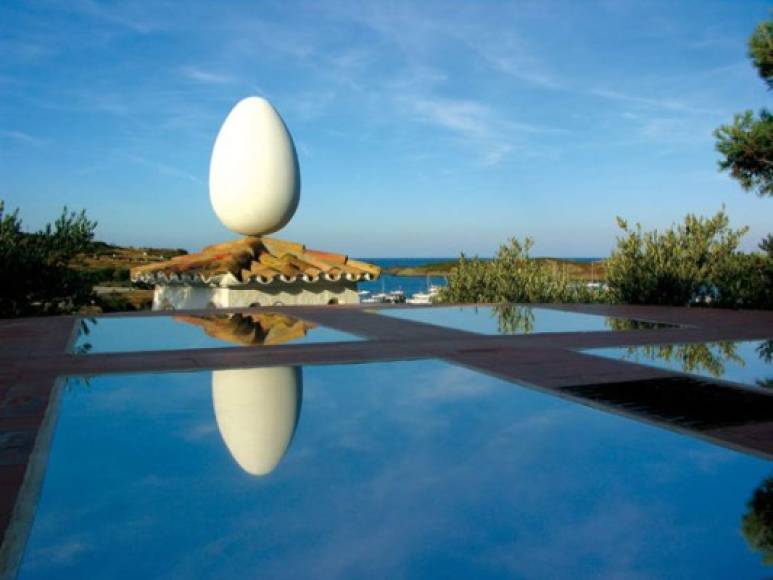"El museo en la bahía de Portlligat recién instaló una escultura de un 'huevo daliniano', admirado por los miles de turistas que visitan la residencia del fallecido pintor."