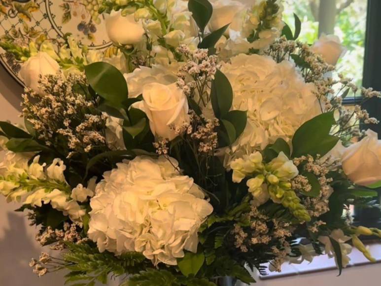 Más que mostrarse ella, María Celeste ha querido dar protagonismo a la inmensa cantidad de flores que han llegado a su casa como muestra de apoyo y empatía.