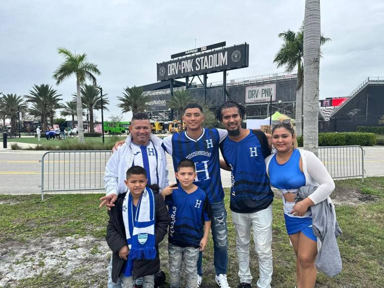 Los hondureños se hacen sentir en el estadio del Inter Miami. La Bicolor une a los catrachos.