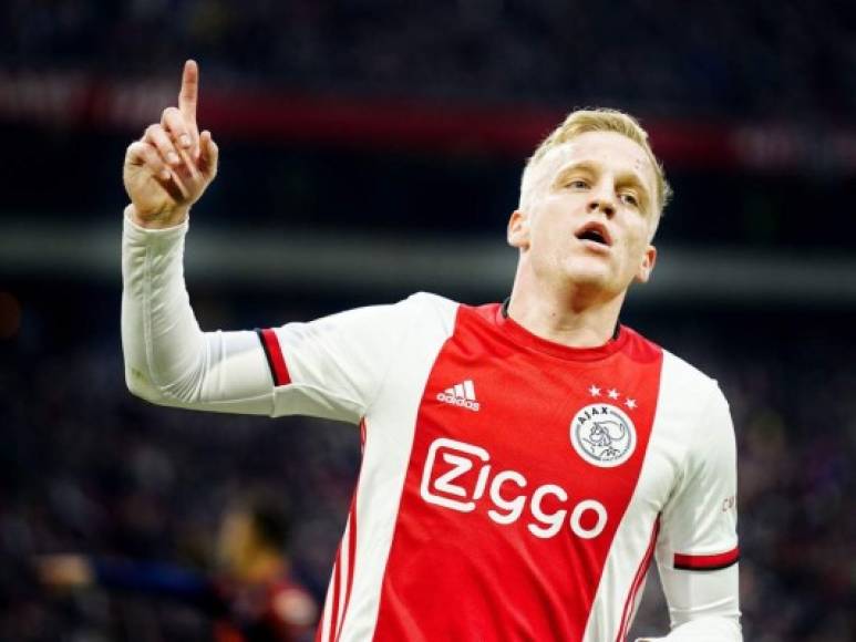 Donny van de Beek - El futuro de holandés en el Real Madrid depende de Zinedine Zidane. El club blanco lo tiene casi todo cerrado con el centrocampista y el Ajax, el equipo donde juega, para ficharlo, pero el que tiene la última palabra es el entrenador francés. El club blanco estaba dispuesto a pagar cerca de 55 millones de euros al Ajax por el jugador, pero el acuerdo inicial puede quedar en nada por la crisis del coronavirus. ”Ningún club pagará ahora 50 millones por Donny van de Beek”, aseguran en Voetbal International.