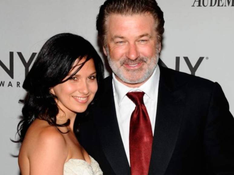 El actor Alec Baldwin con 59 años y su esposa Hilaria Thomas de 33 años.