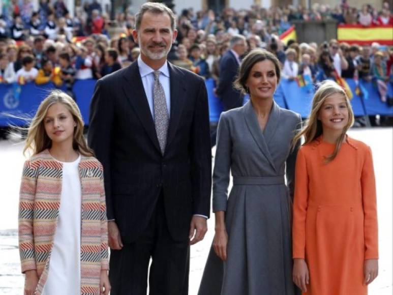 La princesa Leonor en una foto de archivo junto a sus padres, los reyes de España y su hermana menor, la infanta Sofía.