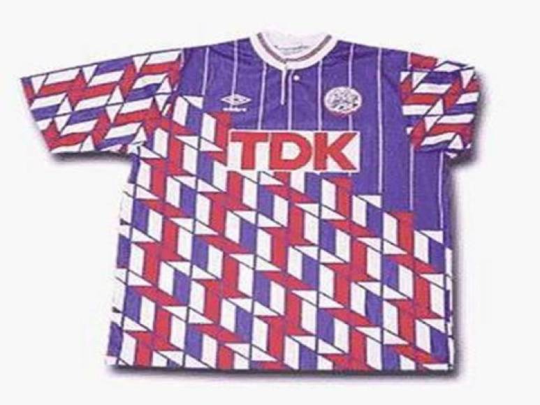 Camiseta del Ajax. La indumentaria encargada de vestir al conjunto holandés no siempre tuvo éxito. En 1989-90, los jugadores utilizaron una camiseta especial con un mix de color rojo, blanco y azul. ¿En qué estaban pensando?