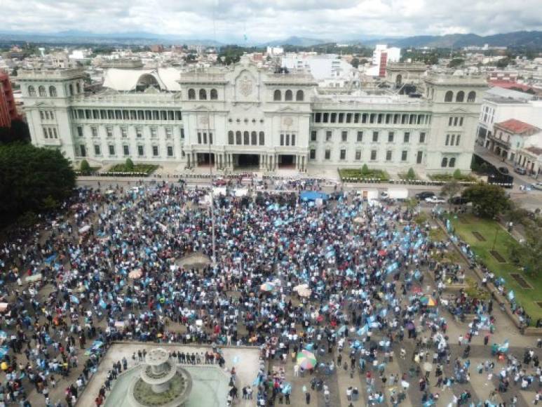 Frente al Palacio Nacional de la Cultura se juntaron, pese a la pandemia por la covid-19, al menos unos 10.000 guatemaltecos inconformes con Giammattei y su Gobierno, que tomó posesión el pasado 14 de marzo.<br/><br/>