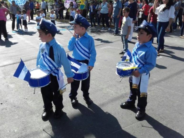 Un total de 21 centros educativos de Educación Prebásica desfilaron este miércoles por la primera calle de San Pedro Sula, zona norte de Honduras, para conmemorar un año más de Independencia.<br/>