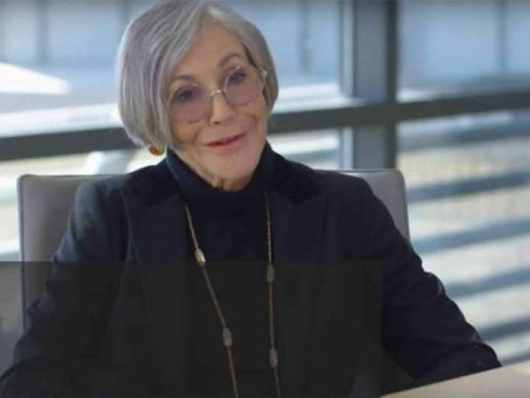 La primera mujer no se encuentra hasta el puesto 17 y es Alice Walton, presentada por Forbes como la única hija del fundador de Walmart, Sam Walton, y que se dedica al mundo del arte, y seguida de lejos en el puesto 22 por MacKenzie Scott, escritora y exmujer de Jeff Bezos. El grupo de multimillonarios enumerado por la revista, en el que hay casi 500 'nuevos' ricos, tiene un patrimonio conjunto de 13,1 billones de dólares, lo que supone 8 billones más que el año pasado, y un 86 % de ellos ha mejorado su estatus financiero.<br/><br/>'Un nuevo milmillonario fue acuñado cada 17 horas de media en el último año. Todos juntos, los más ricos del mundo son 5 billones de dólares más ricos que hace un año', señaló la publicación. EFE<br/><br/>