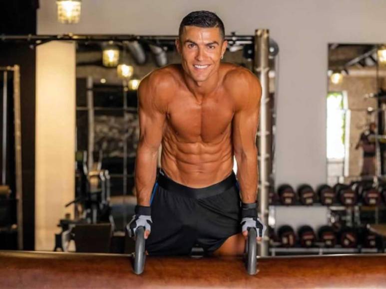 Cristiano Ronaldo es una persona a la que le encanta cuidarse en su aspecto físico debido a su profesión como futbolista y lleva una dieta equilibrada y estricta. Pero también ha pasado por el quirófano varias veces para hacerse cirugías estéticas. La último fue en un lugar extraño y poco común...