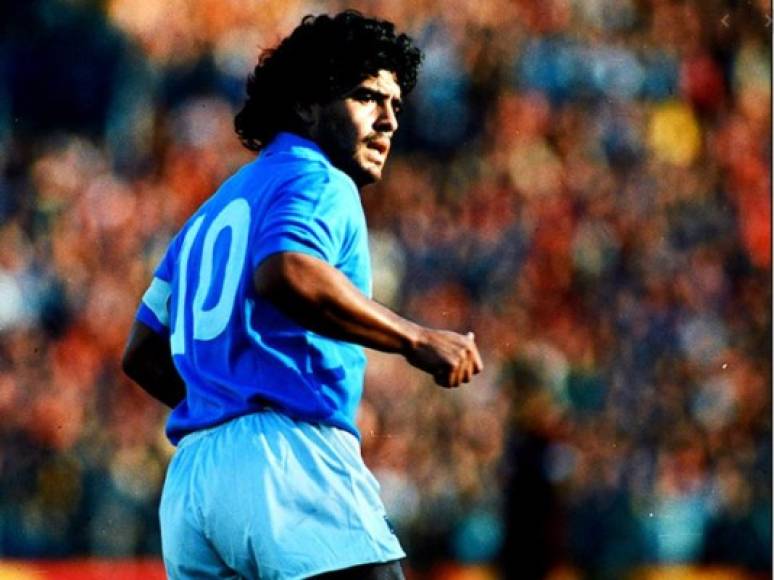 Sobre la vida de Diego Armando Maradona hay varios datos imperdibles, ya que fue quizás la persona más polémica y a la vez más querida en la historia del fútbol.<br/><br/>1. El astro del fútbol comenzó su carrera profesional a los 15 años, con el equipo Argentinos Juniors.