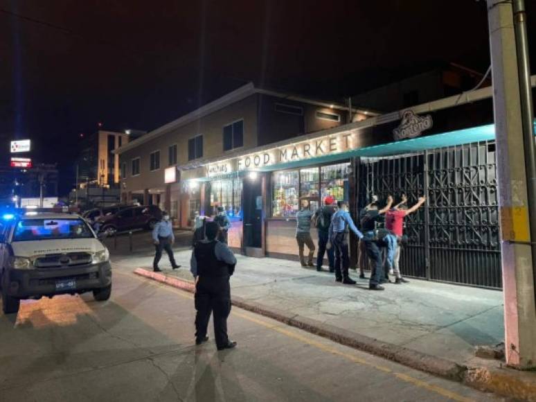 Miembros de la Policía Nacional cayeron de sorpresa a varios locales con actividad nocturna, con el objetivo de que se cumpla el toque de queda establecido de 9:00 pm a 05:00 am.