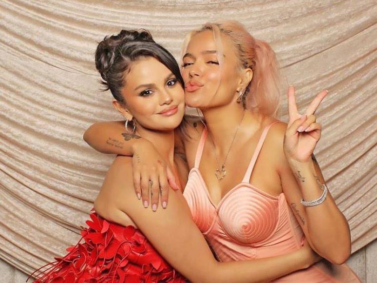 Selena Gómez y Karol G publicaron esta fotografía el año pasado en las que ambas se muestran muy contentas de conocerse, además, ambas utilizaron atuendos muy femeninos en rojo y rosa, muy propios de la moda “coquette”. 