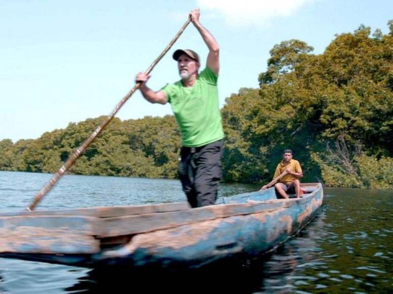 Jorge Salaverri rema en un bote por la laguna del Cacao. Desde 1992 ha estado guiando viajes en balsa y es un guía experimentado que estudió en Honduras y Estados Unidos.