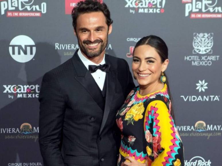 Luego de tres años, Ana Brenda Contreras e Iván Sánchez terminaron su relación sentimental.<br/><br/>Mientras Sánchez vivió en México su noviazgo fue de lo mejor con Contreras, pero cuando regresó a su natal España, las cosas cambiaron.<br/><br/>La distancia se encargó de enfriar el amor que los actores se profesaron los últimos tres años y decidieron volver a la soltería.<br/><br/>'Iván y yo estamos ahorita en un proceso que no podemos vernos mucho físicamente. Lo amo, lo adoro y es una persona superespecial', comentó la originaria de Tamaulipas a ¡Hola!.<br/><br/>Su separación data de abril, pero fueron discretos al respecto, aunque tanto el actor como ella siguieron en contacto a través de Instagram, regalándose 'likes' a sus publicaciones.<br/><br/>El romance surgió cuando ambos grababan la telenovela 'Lo Imperdonable', en 2015.